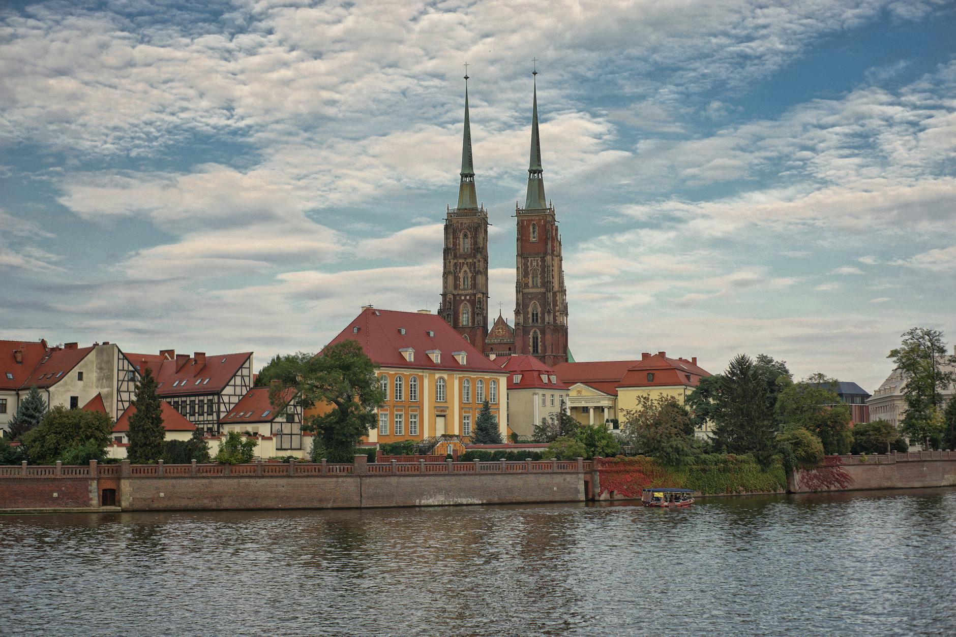 Wrocław z zabudową miejską i Odrą