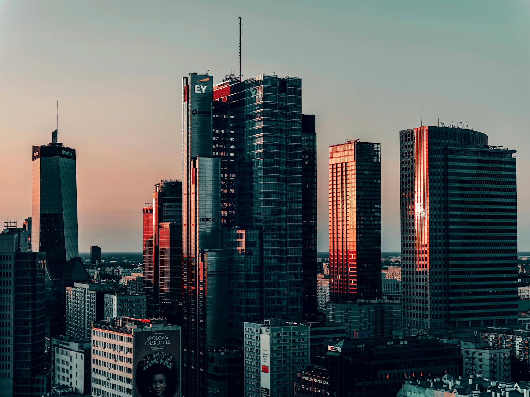 Nowoczesna zabudowa biurowa w Warszawie jako tło dla sektora finansowego