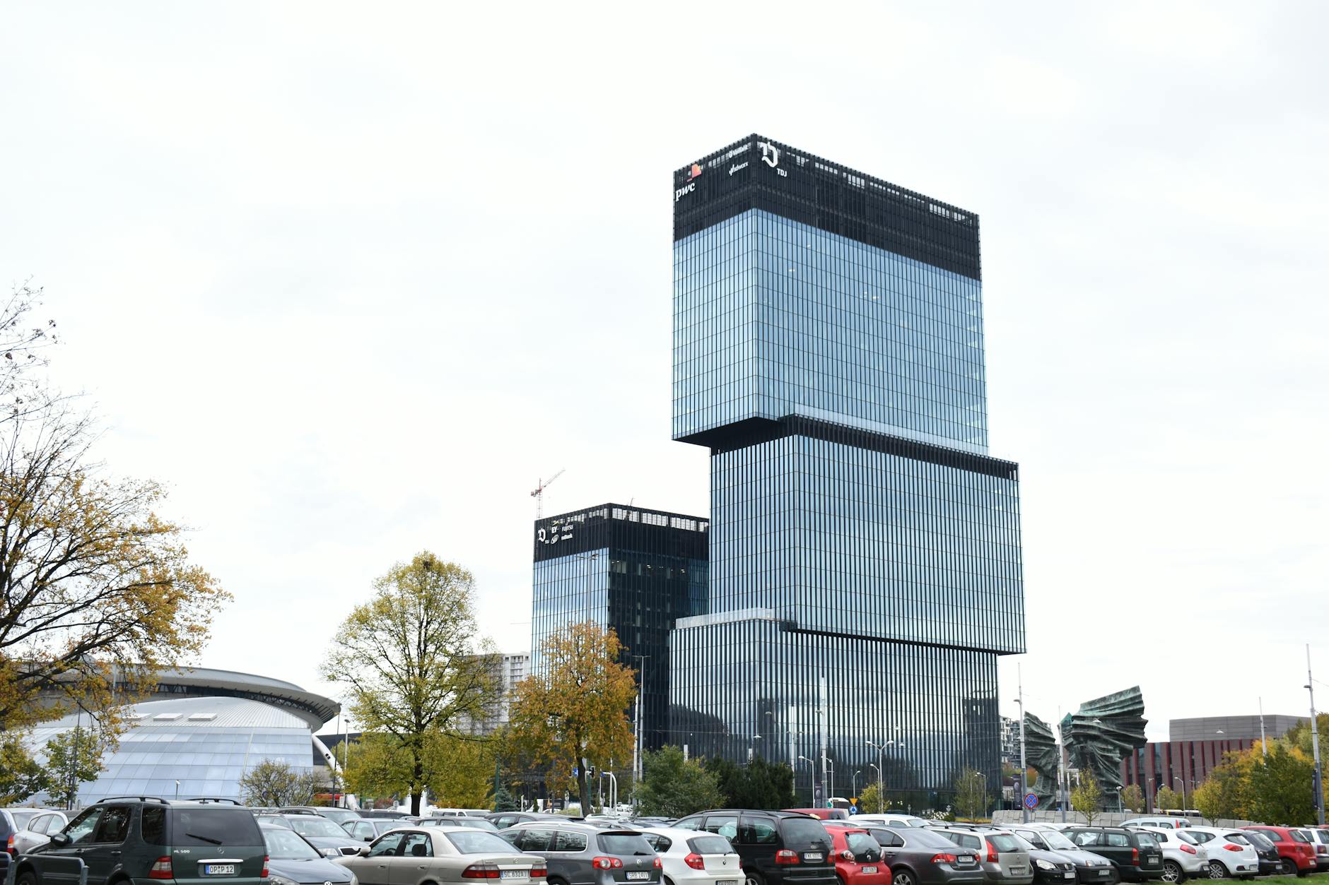 Nowoczesne centrum biznesowe jako ilustracja trendów w gospodarce