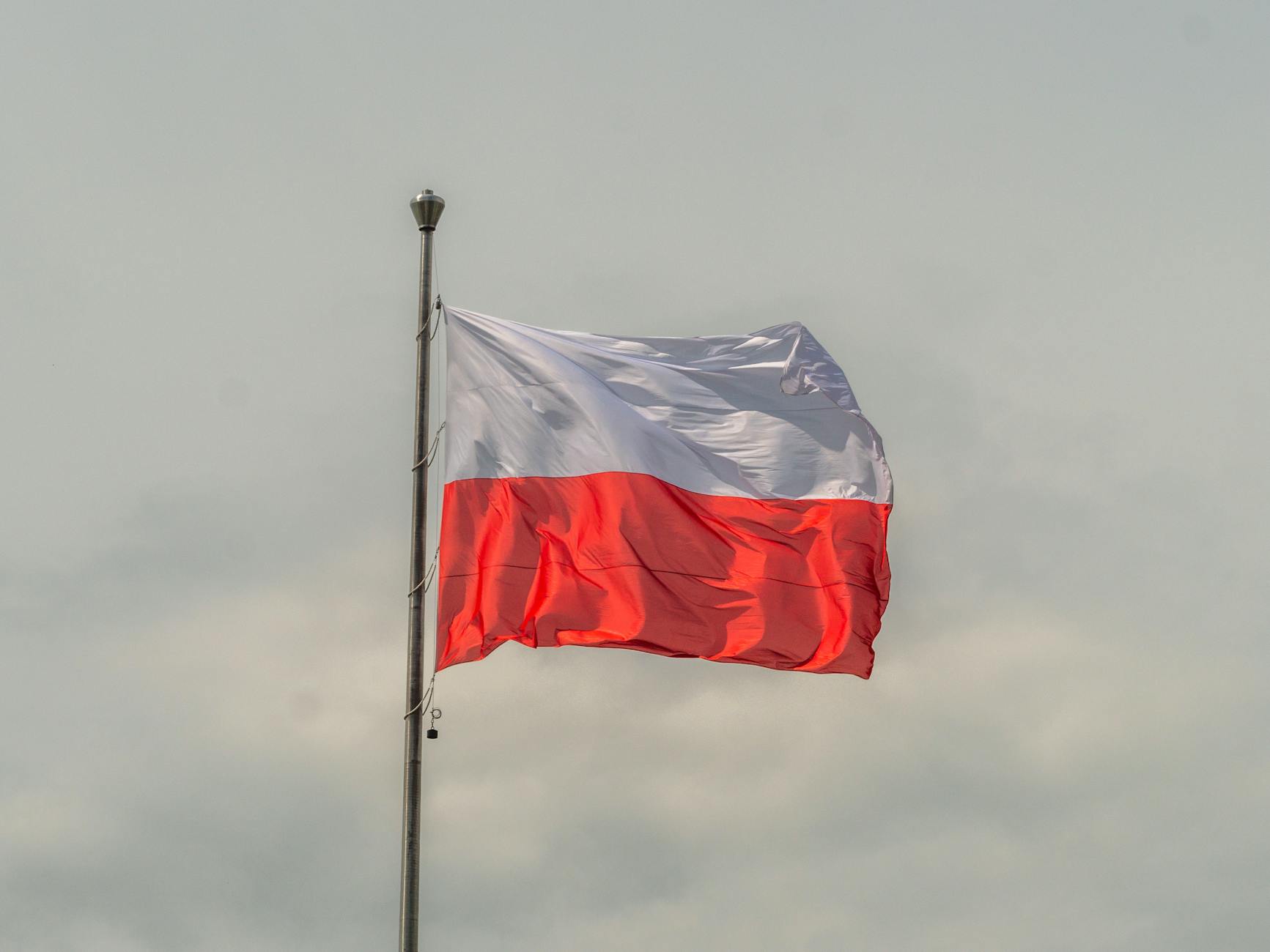Biało-czerwona flaga jako jeden z symboli polskiej tożsamości