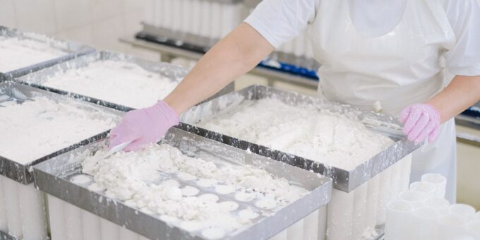 Produkcja nabiału w zakładzie mleczarskim