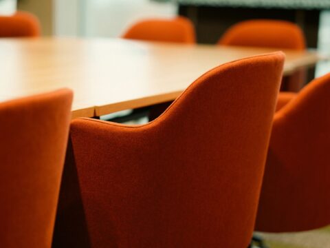 Krzesła i meble biurowe w przestrzeni pracy