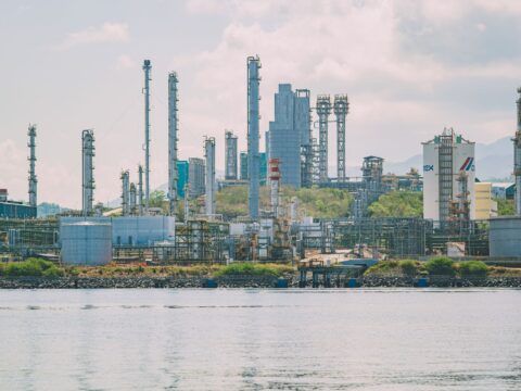 Instalacje rafinerii przetwarzającej ropę naftową